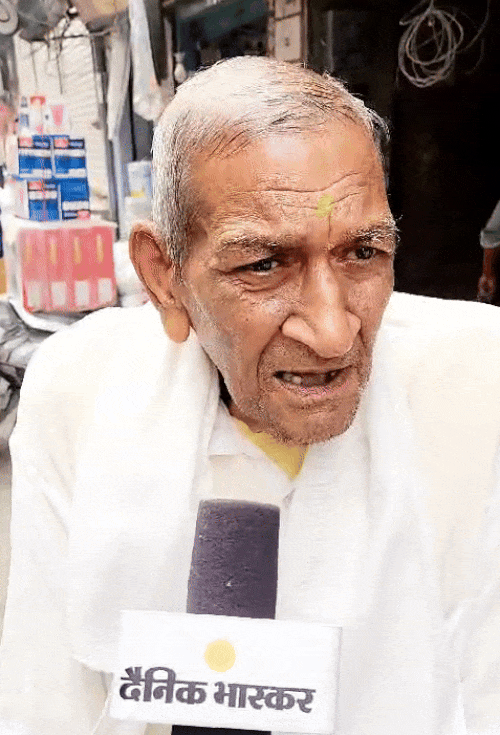 दैनिक भास्कर से बात करते जंगी महाजन।