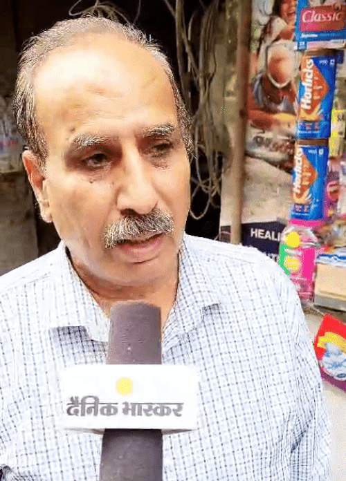 मार्केट में दुकान चला रहे अशोक महाजन ने बताया कि हमें इतना याद है कि यहां से परिवार दिल्ली गया और उसमें से कोई जज बना।