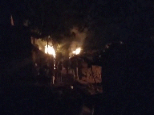पथराव किया, घरों में आग लगाई और बिजली पोल तोड़ दिए।
