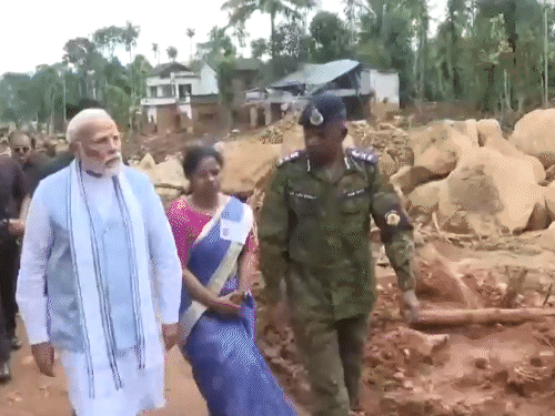 PM मोदी 10 अगस्त को लैंडस्लाइड प्रभावित इलाके में गए। अधिकारियों ने उन्हें रेस्क्यू ऑपरेशन की जानकारी दी थी।