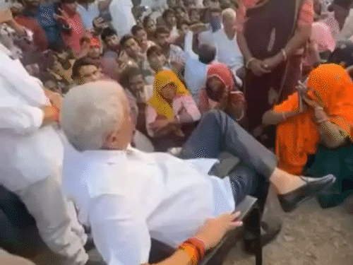 मंत्री किरोड़ीलाल मीणा गुरुवार को समरावता गांव पहुंचे। यहां उन्होंने लोगों से बात की। जिस महिला ने जबरन वोट डलवाने का आरोप लगाया, उससे भी बात की।