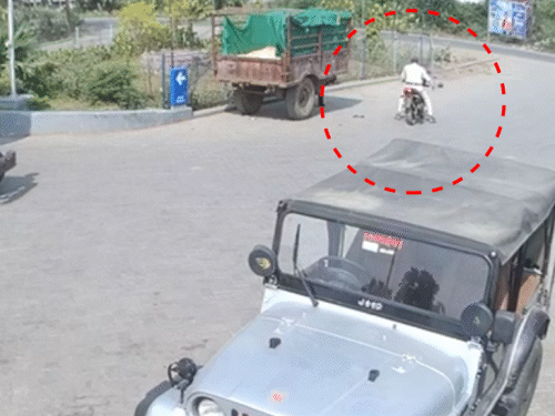 एसआई अचानक रूक गए। इसके बाद गाड़ी समेत नीचे गिर पड़े।