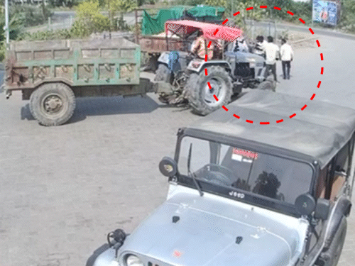 लोगों ने बाइक और उन्हें उठाया। इसके बाद अस्पताल तक पहुंचाया।