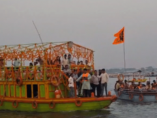 गंगा में चलने वाले बजड़ों और नावों को सजाया गया।