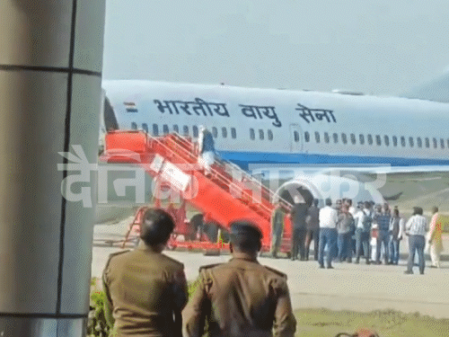 पीएम मोदी जमुई से लौटकर प्लेन में सवार हुए लेकिन प्लेन उड़ान नहीं भर सका।