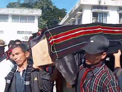 पुलिस के लाठीचार्ज करने के बाद प्रदर्शनकारी माने और शवों को मणिपुर एयरलिफ्ट किया गया।