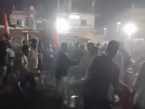 सभा के दौरान नवनीत के समर्थकों पर हमला करती भीड़।