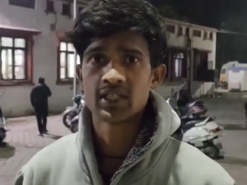 कुलदीप चार-पांच बच्चों को बाहर निकाल कर लाए, उनके खुद के बच्चे की बचने की उम्मीद नहीं है।