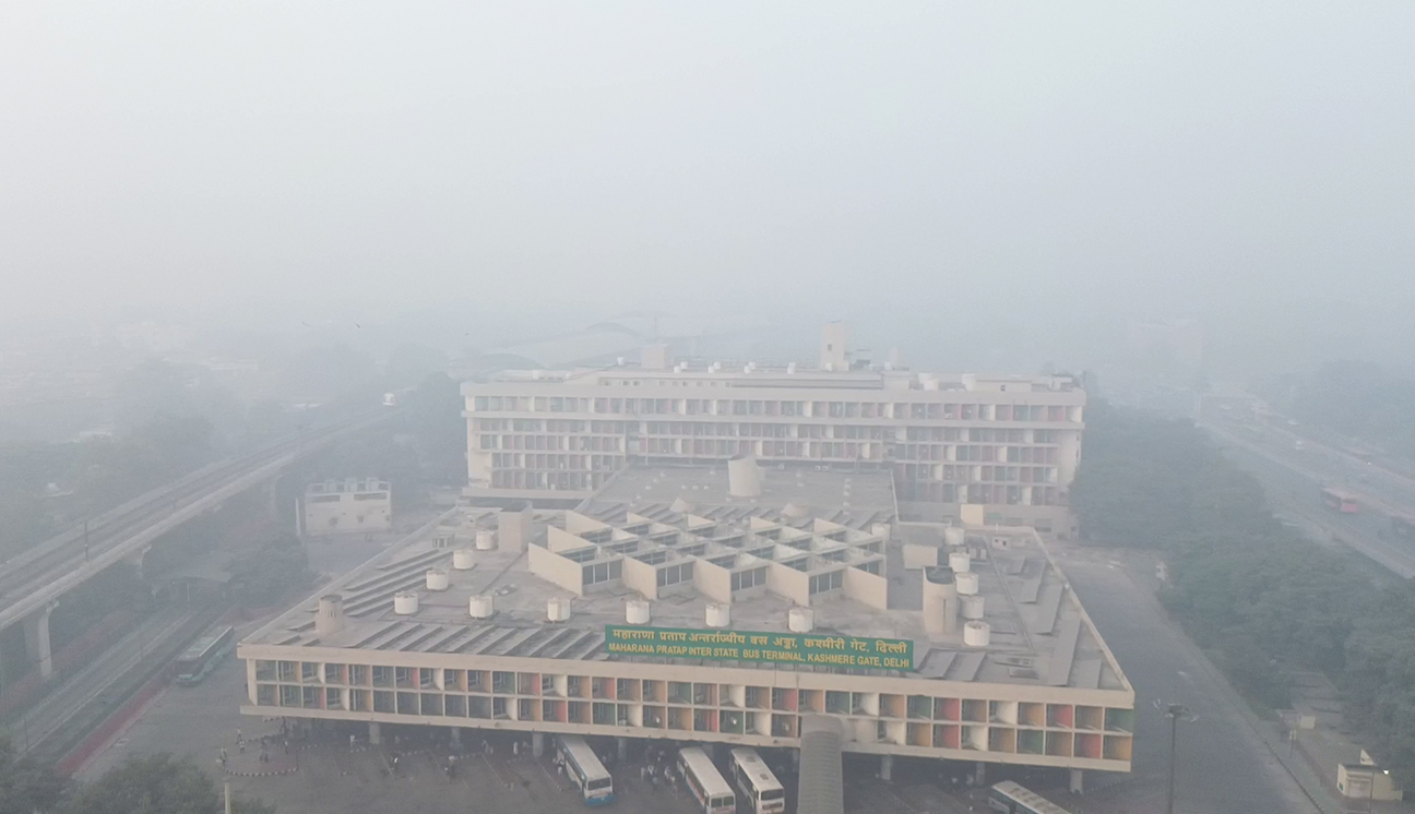 कश्मीरी गेट इंटरस्टेट बस टर्मिनस पर रविवार सुबह प्रदूषण के कारण कम लोग पहुंचे। यह दिल्ली के सबसे व्यस्त बस अड्डे में से एक है।