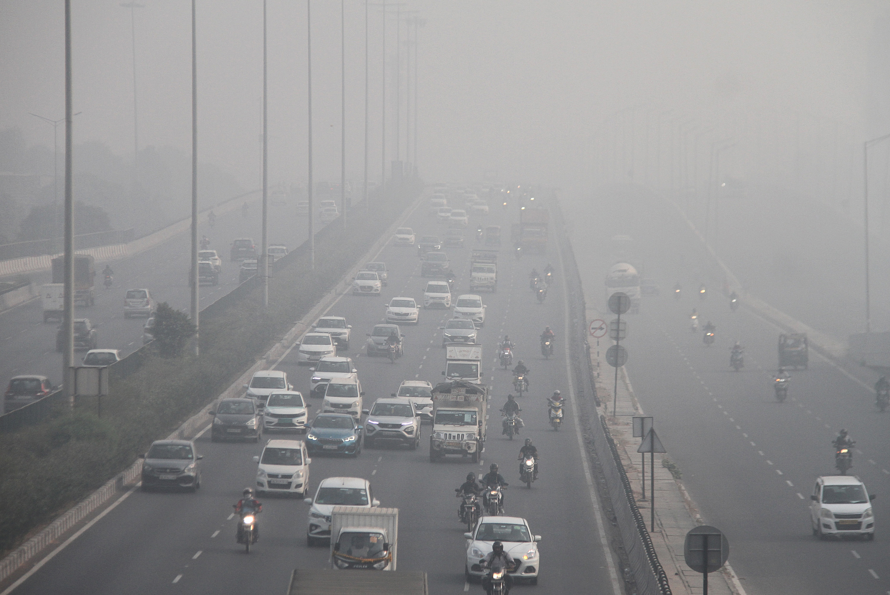 दिल्ली-गुरुग्राम एक्सप्रेसवे पर AQI 450+ पहुंचा। लोगों से गाड़ी धीरे चलाने की अपील की गई।