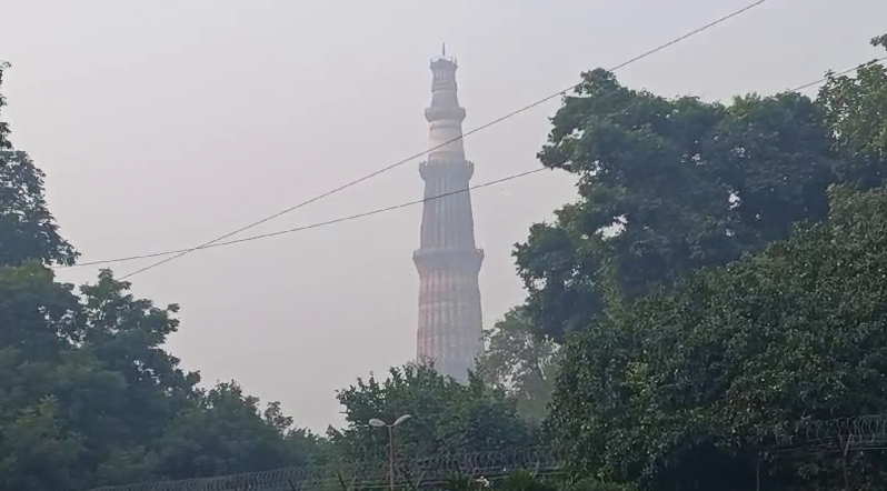 प्रदूषण के कारण कुतुबमीनार इलाके में विजिबिलिटी घट गई। यहां रविवार को प्रदूषण कम होने की संभावना नहीं है।