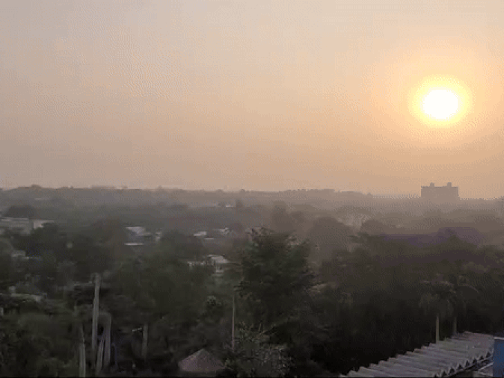 भोपाल में दिन में भी धुंध का असर देखने को मिल रहा है।