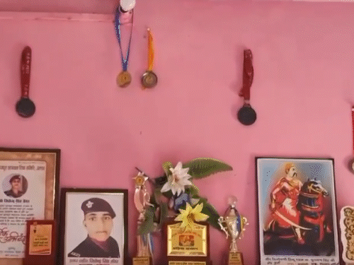 ये हैं शहीद जितेंद्र सिंह के मेडल, जो उन्होंने स्कूल में खेल में जीते थे।