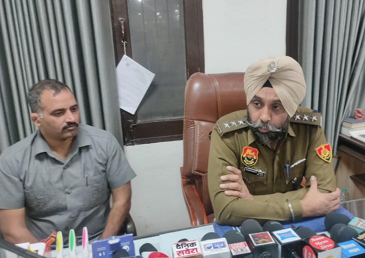 आरोपियों के बारे में जानकारी देते डीएसपी आदर्शदीप सिंह।