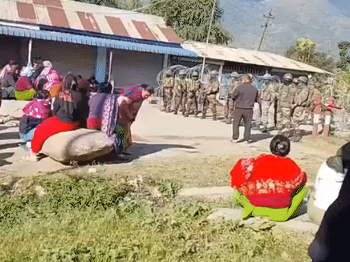 ग्रामीण लीमाखोंग जा रहे थे, लेकिन पुलिस ने कंटीली तार लगाकर उन्हें रोक दिया।