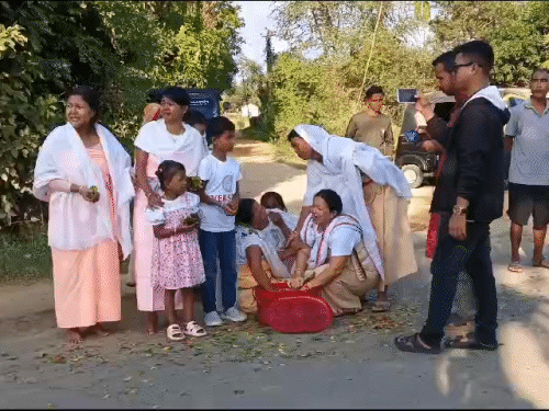 6 शव जब असम के सिलचर से जिरीबाम पहुंचे तो परिवार खुद को संभाल नहीं पाया।