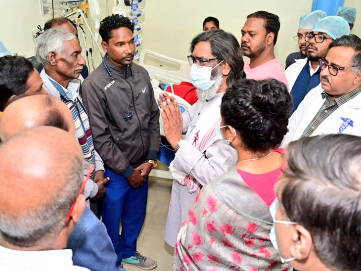 हेमंत सोरेन ने मंगल मुंडा के परिजनों से रिम्स में की मुलाकात।