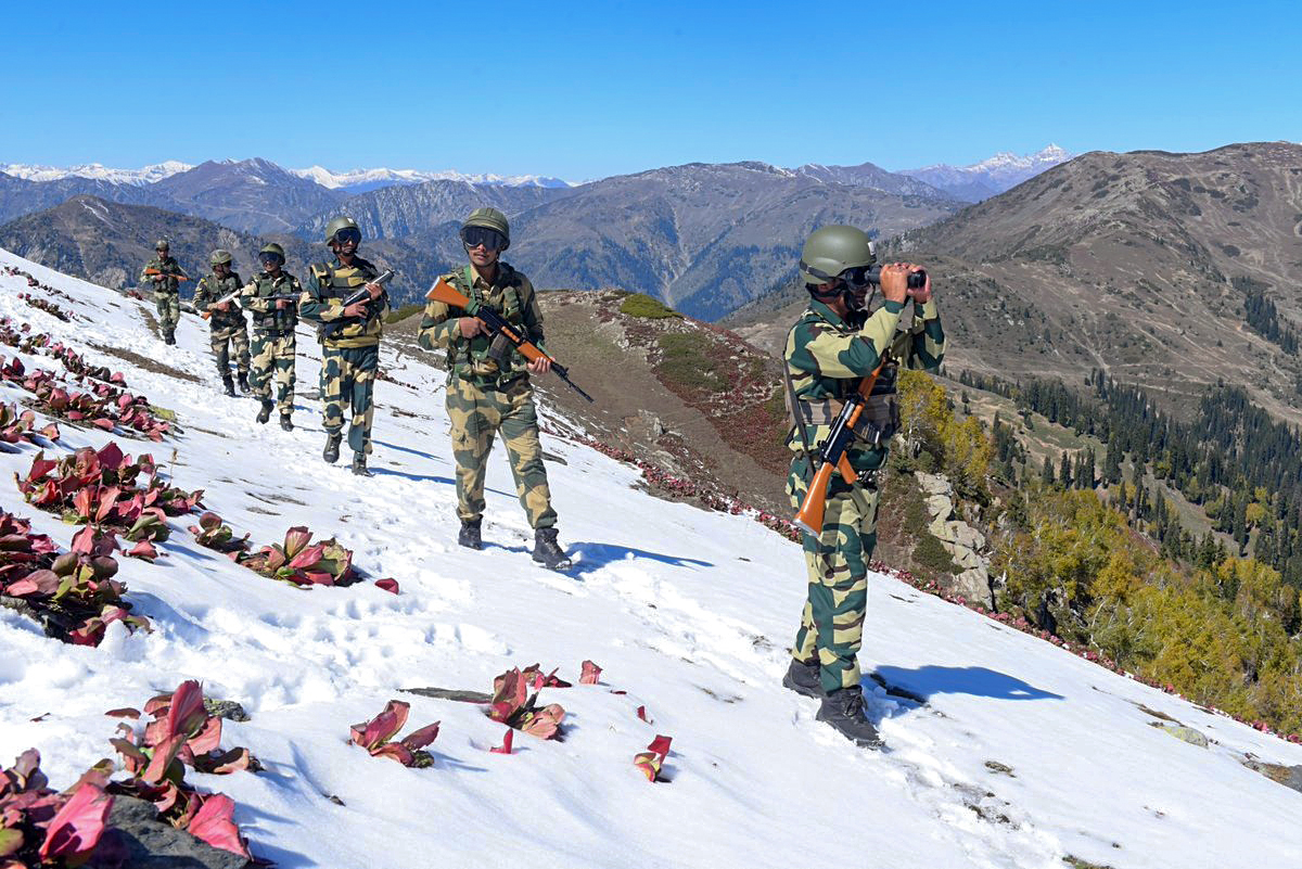 कुपवाड़ा में बर्फबारी के बाद भी BSF के जवान LOC के पास तैनात थे।