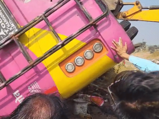 जिरातपुरा फाटे के पास बस अनियंत्रित होकर सड़क किनारे खाई में पलटी गई।