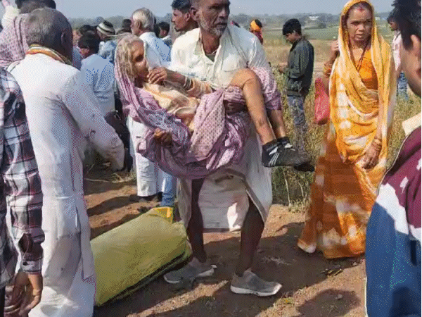 3 महिलाओं और एक बच्चे की मौके पर मौत हो गई। 20 से ज्यादा यात्री घायल हैं।