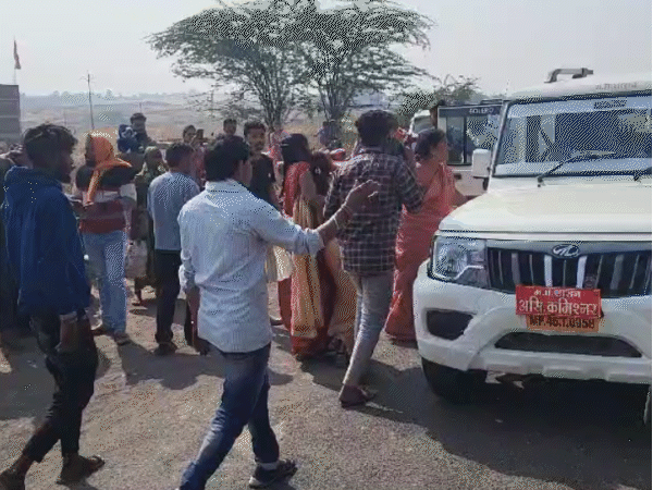 सूचना के बाद मौके पर सेगांव पुलिस पहुंची और रेस्क्यू शुरू किया।