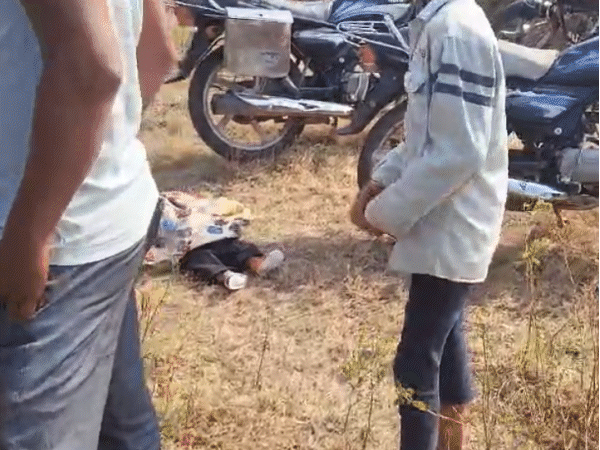 हादसे में अपने जान गंवाने वाले बच्चे की लाश।