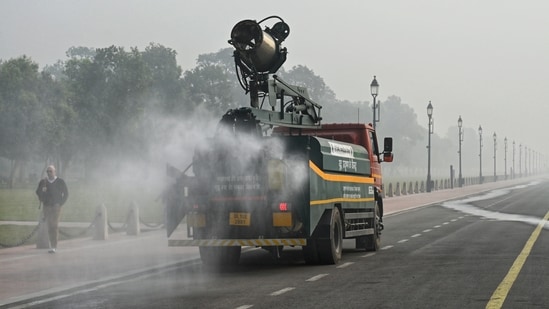 An Anti smog truck spraying mist to settle down the dust particles after the AQI in Delhi is increased at Kartavya Path in New Delhi(Vipin Kumar/ Hindustan Times) An Anti smog truck spraying mist to settle down the dust particles after the AQI in Delhi is increased at Kartavya Path in New Delhi(Vipin Kumar/ Hindustan Times)