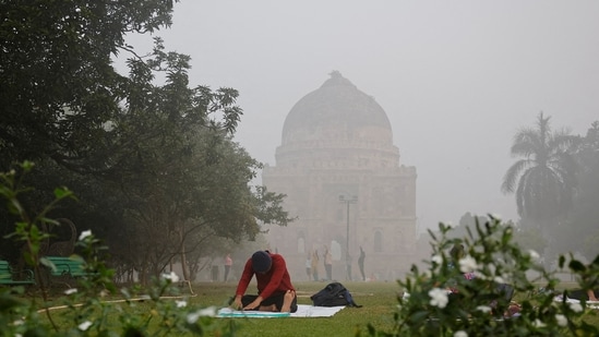 Sky enveloped with smog after Delhi's air quality turns "hazardous" due to alarming air pollution. (Reuters)