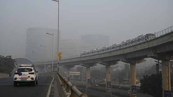 A thick layer of smog engulfs Sikandarpur Metro station in Gurugram on Friday. (Parveen Kumar/HT Photo)