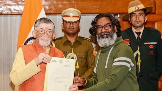 Jharkhand Chief Minister Hemant Soren handsover his resignation to Governor Santosh Gangwar as he stakes claim to form the new government, at Raj Bhawan, in Ranchi, Sunday, Nov. 24, 2024.(PTI) Jharkhand Chief Minister Hemant Soren handsover his resignation to Governor Santosh Gangwar as he stakes claim to form the new government, at Raj Bhawan, in Ranchi, Sunday, Nov. 24, 2024.(PTI)