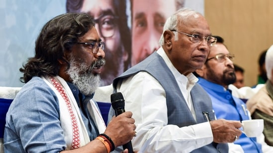 Jharkhand CM Hemant Soren addresses the release of joint manifesto of Congress-JMM-RJD-CPI-M for the Jharkhand Assembly elections, in Ranchi on Tuesday. Congress National President Mallikarjun Kharge also seen. (ANI)