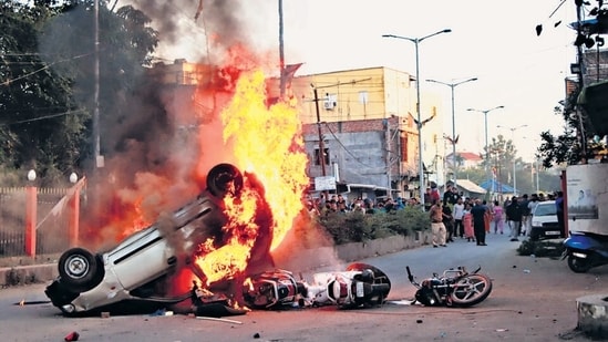 Smoke and flames billow out of vehicles which were set on fire during demonstrations after three bodies, suspected to be of six missing persons from Jiribam district, were found near the Manipur-Assam border. (File image)(HT_PRINT)