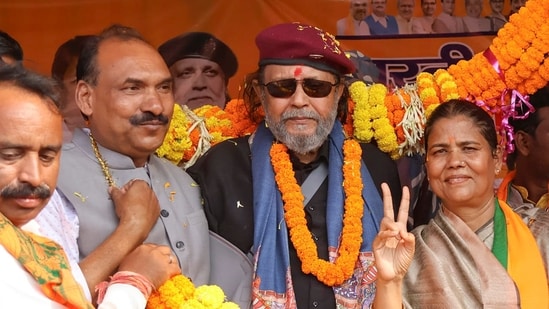 BJP leader Mithun Chakraborty being garlanded during a public meeting in support of BJP candidate from Nirsa Assembly Aparna Sengupta ahead of the Jharkhand Assembly polls.(PTI) BJP leader Mithun Chakraborty being garlanded during a public meeting in support of BJP candidate from Nirsa Assembly Aparna Sengupta ahead of the Jharkhand Assembly polls.(PTI)