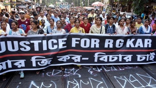 Junior doctors and others take out a protest march demanding justice for the victim of the RG Kar Medical College and Hospital incident, in Kolkata on Saturday.(Utpal Sarkar) Junior doctors and others take out a protest march demanding justice for the victim of the RG Kar Medical College and Hospital incident, in Kolkata on Saturday.(Utpal Sarkar)