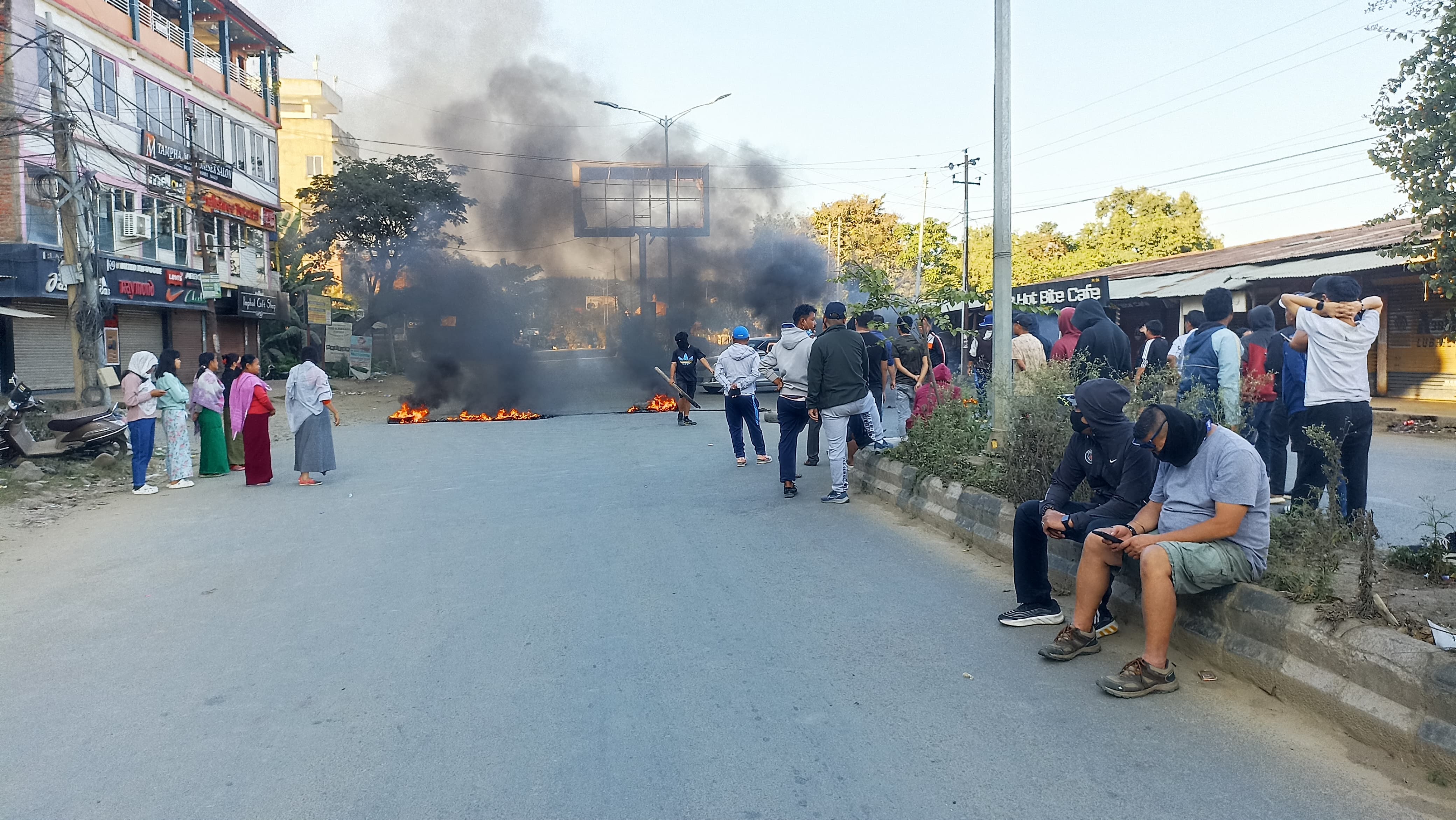 प्रदर्शनकारी लोगों ने इंफाल की सड़कों को ब्लॉक करने के लिए टायर जलाए।