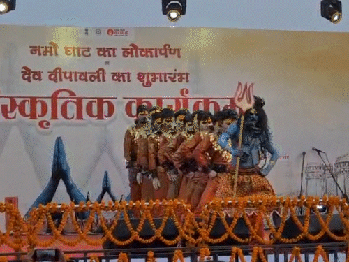 नमो घाट पर दीप प्रज्ज्वलन से पहले शिव नृत्य करते कलाकार।