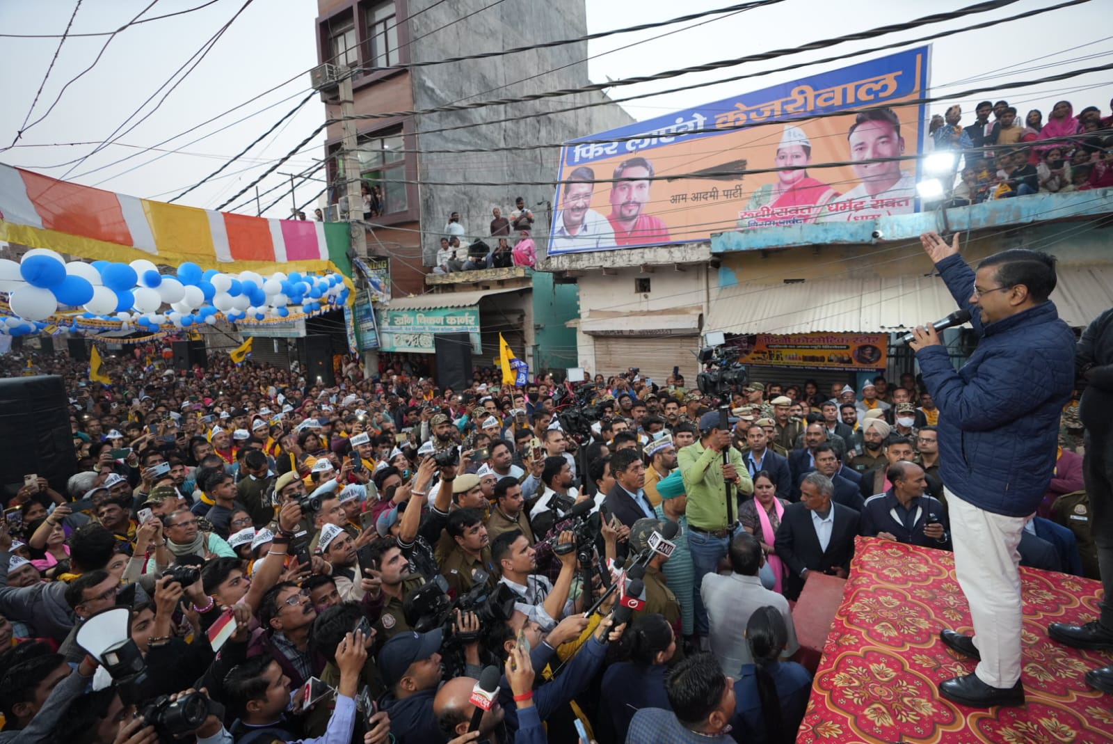 अक्टूबर से केजरीवाल दिल्ली में पदयात्रा कर रहे हैं। इस दौरान वे आने वाले चुनाव में AAP को वोट देने की अपील कर रहे हैं।
