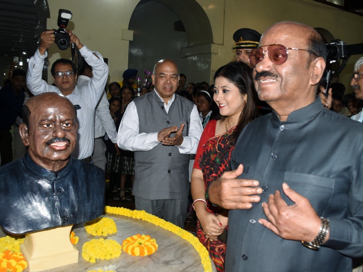 कार्यकाल के दो साल पूरे होने मौके पर राजभवन में आयोजित कार्यक्रम में राज्यपाल सीवी आनंद बोस ने अपनी मूर्ति का अनावरण किया। - Dainik Bhaskar