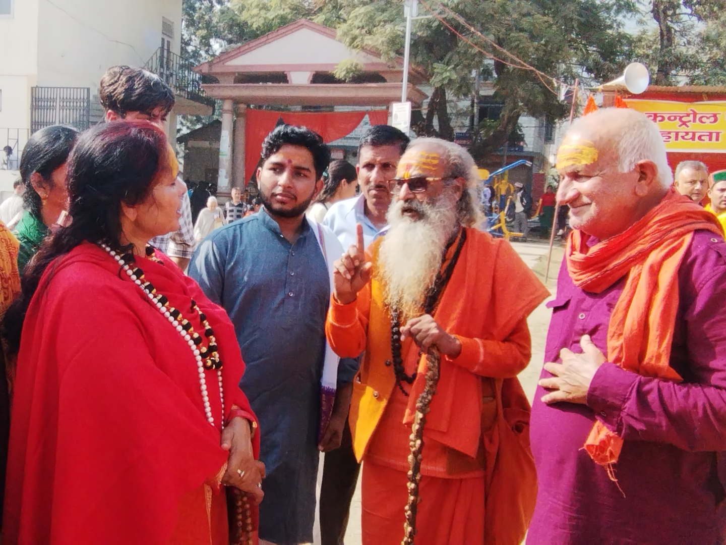 संतों से चर्चा करती हुईं साध्वी प्राची।