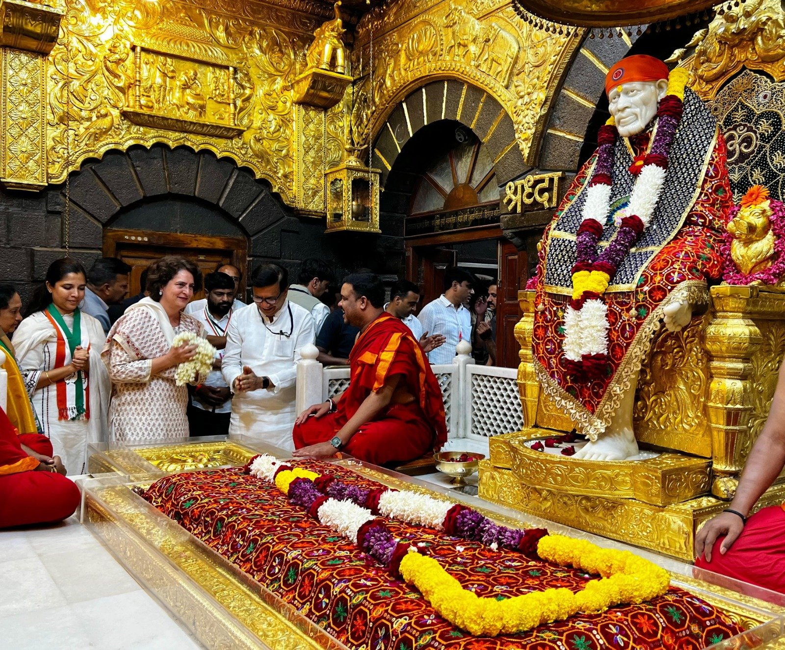 शिर्डी में चुनाव प्रचार करने पहुंचीं प्रियंका गांधी वाड्रा ने श्री साईं बाबा जी के मंदिर में दर्शन किए।