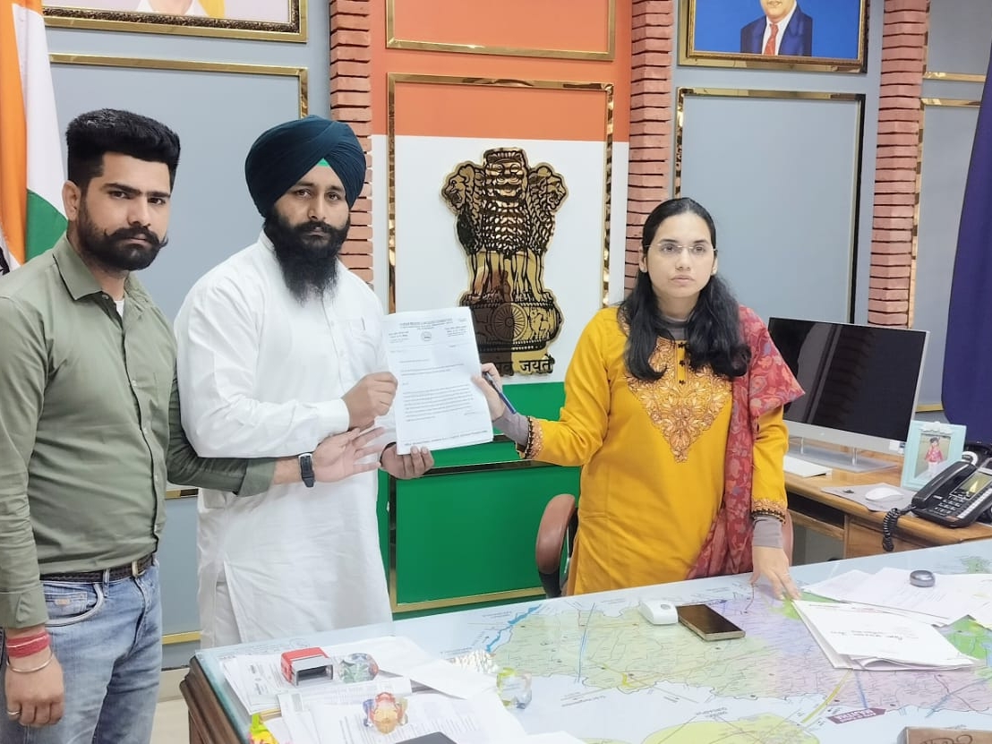 डीसी को ज्ञापन देते सोशल कार्यकर्ता सरबजीत सिंह सोनू