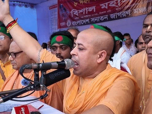बांग्लादेश इस्कॉन से जुड़े धर्मगुरु चिन्मय कृष्ण दास प्रभु लगातार हिंदुओं के खिलाफ हिंसा के मामलों को उठा रहे हैं।