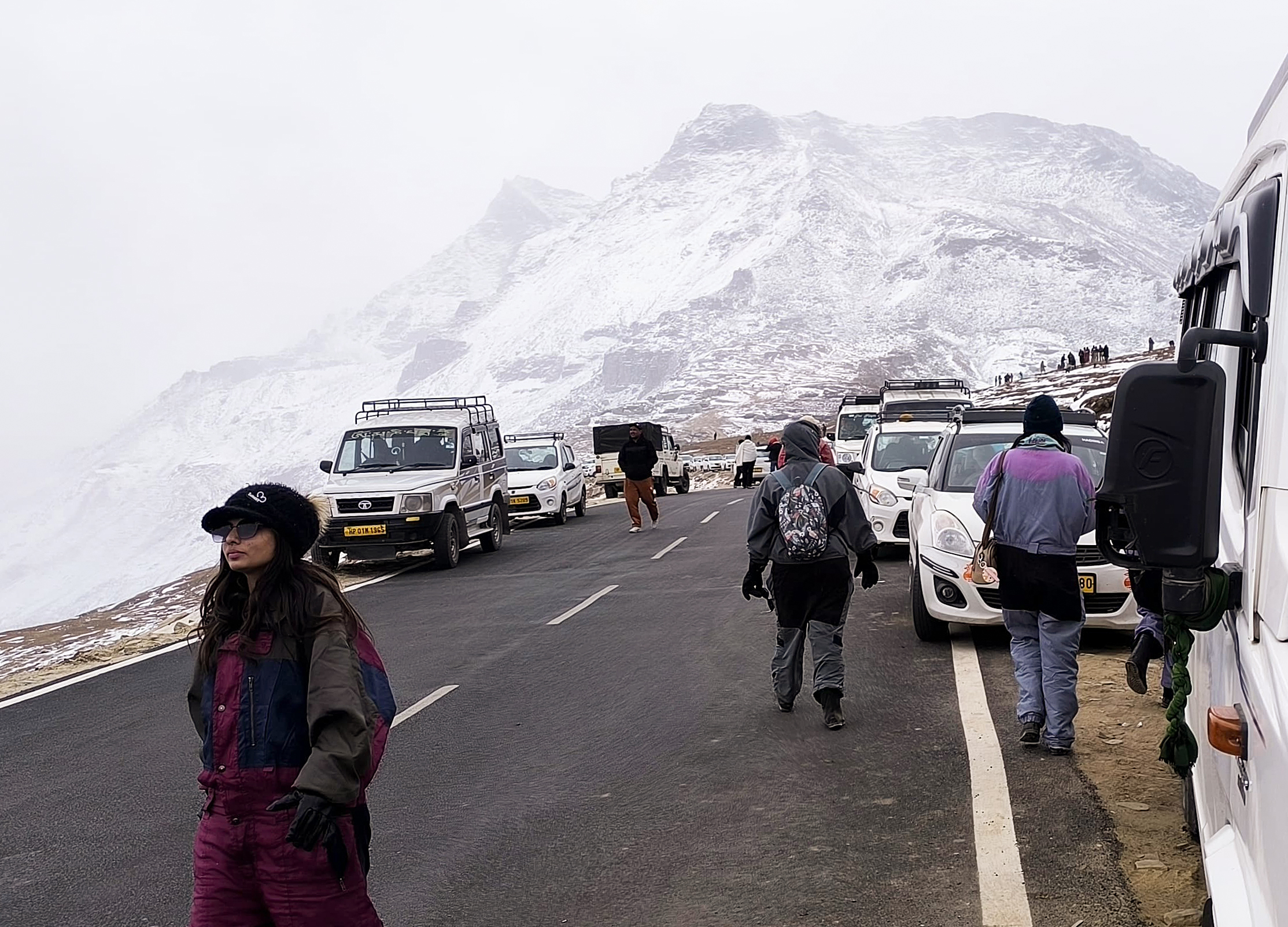 हिमाचल प्रदेश के मनाली में बर्फ से ढके रोहतांग दर्रे के बीच टूरिस्ट बर्फबारी के नजारे देखने पहुंचे।