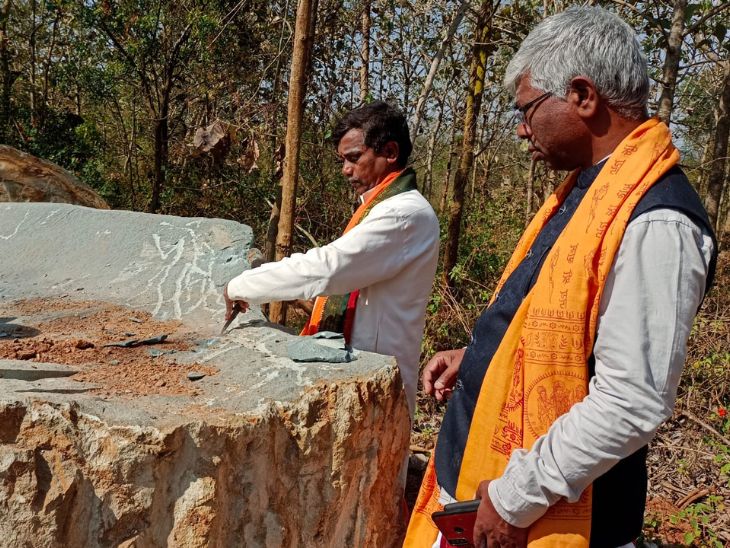 चट्टान पर छेनी-हथौड़ा चलाते सुरेंद्र विश्वकर्मा और पास में खड़े मनिया बडेगर।