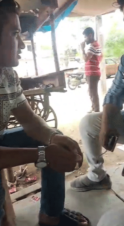 दलाल से बातचीत करते हुए रिपोर्टर हर्षित सिंह।