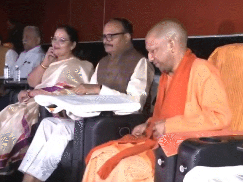 CM योगी ने 21 नवंबर को लखनऊ के एक मॉल में डिप्टी CM ब्रजेश पाठक के साथ फिल्म देखी थी।