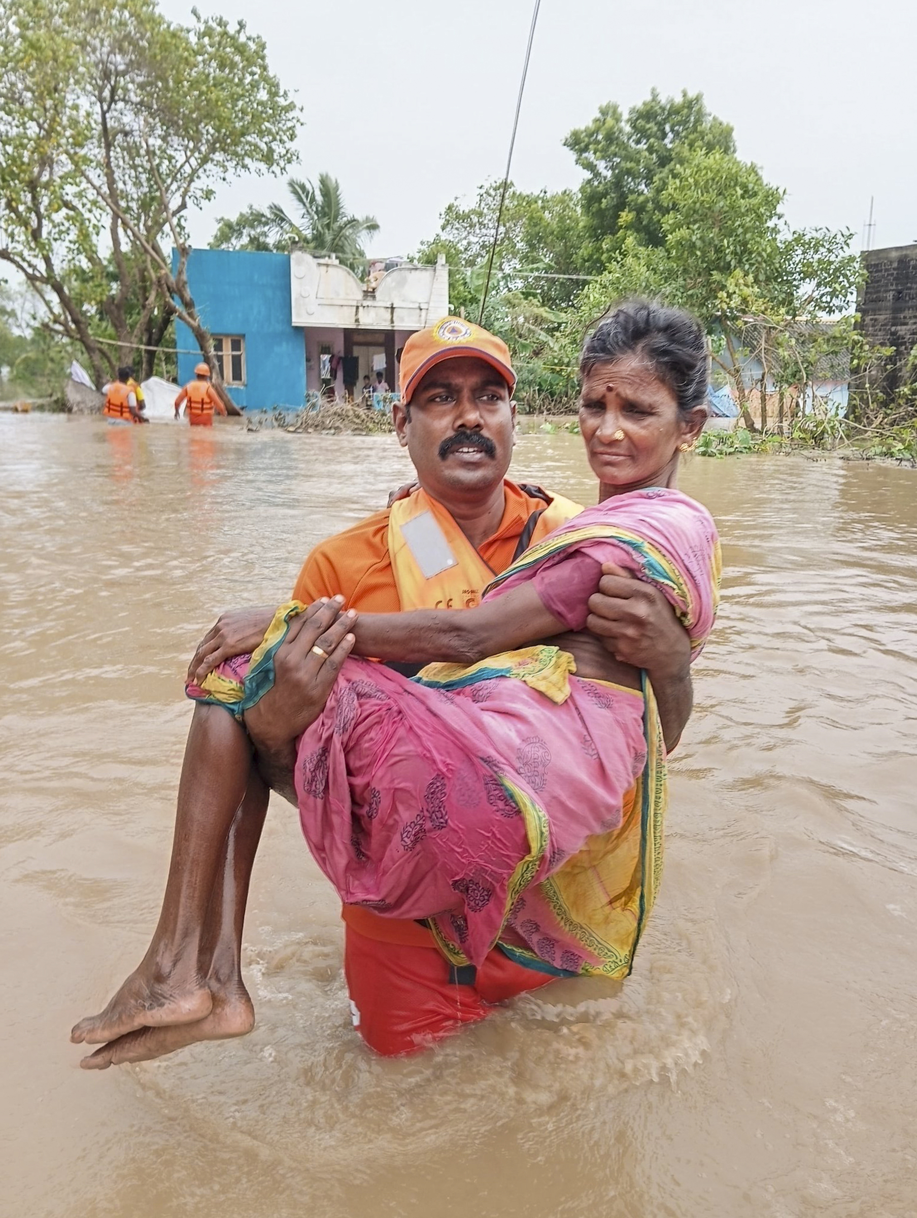 तस्वीर तमिलनाडु के तिरुवन्नामलाई की है। यहां एक बुजुर्ग महिला को NDRF के जवान ने रेस्क्यू किया।