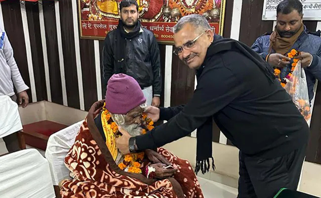 जेल से रिहाई के समय जेल अधिकारियों ने राम सूरत का फूल माला पहनाकर सम्मान किया।