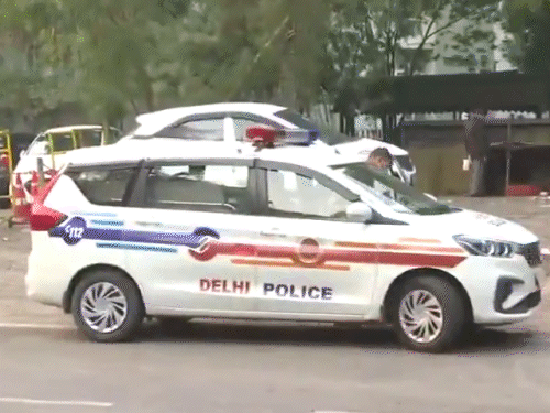 तस्वीर आरके पुरम के डीपीएस स्कूल की है, यहां पुलिस की टीम तलाशी लेने पहुंची।