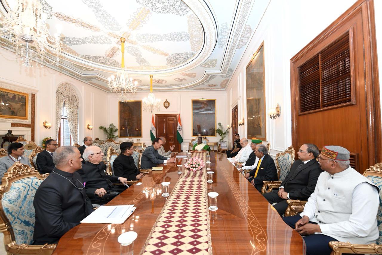 यह तस्वीर मार्च 2024 की है। राष्ट्रपति मुर्मू को सौंपी गई 18 हजार 626 पन्नों की रिपोर्ट में कमेटी ने सभी विधानसभाओं का कार्यकाल 2029 तक करने का सुझाव दिया है।